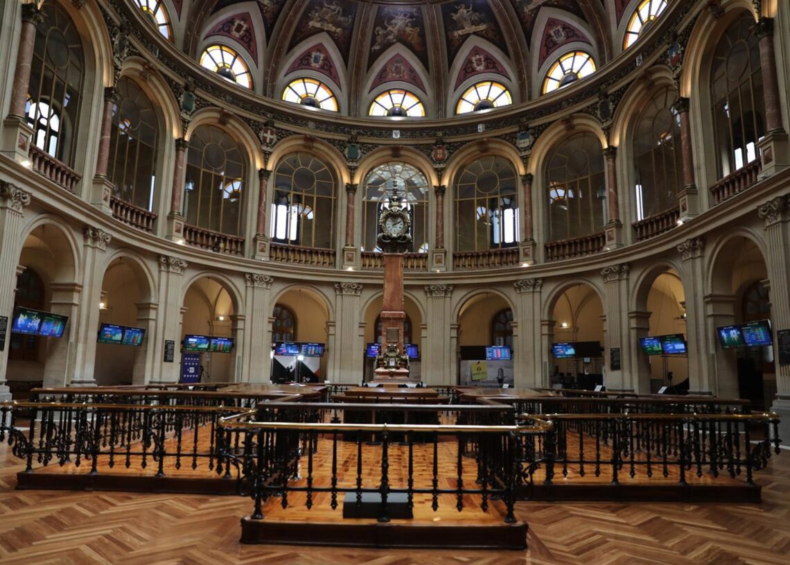 Archivo - Una de las instalaciones del Palacio de la Bolsa de Madrid con paneles del IBEX, a 27 de julio de 2021, en Madrid, (España).Marta Fernández Jara - Europa Press - Archivo