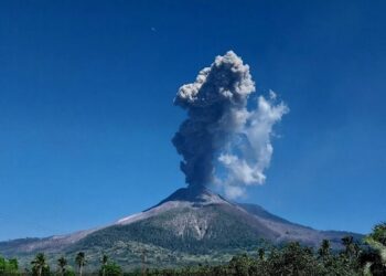 Imagen de archivo del volcán Lewotobi de Indonesia.Europa Press/Contacto/PVMBG