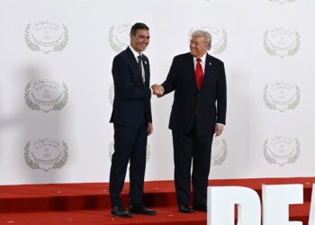 El presidente del Gobierno, Pedro Sánchez (i) saluda al presidente de Estados Unidos, Donald Trump (d), antes de la ceremonia de firma del plan de paz para Oriente PróximoPool Moncloa/Borja Puig de la Bellacasa