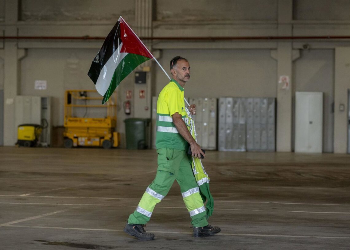 Trabajador con bandera palestina durante un paro parcial con motivo de la huelga general por Palestina, en la Empresa Municipal de Servicios Rivamadrid, a 15 de octubre de 2025, en Rivas Vaciamadrid, Madrid (España). Hoy está convocada una huelga general Alberto Ortega - Europa Press
