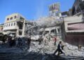 Palestinos entre los restos de un edificio bombardeado por el Ejército de Israel en la ciudad de Gaza, en el norte de la Franja de Gaza (archivo)Omar Ashtawy/APA Images via ZUMA / DPA