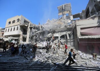Palestinos entre los restos de un edificio bombardeado por el Ejército de Israel en la ciudad de Gaza, en el norte de la Franja de Gaza (archivo)Omar Ashtawy/APA Images via ZUMA / DPA