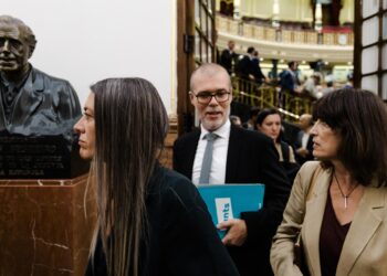 La portavoz de Junts en el Congreso, Miriam Nogueras (i), y el diputado de Junts Josep Maria Cruset (c) a su salida de una sesión plenaria, en el Congreso de los Diputados, a 14 de octubre de 2025, en Madrid (España)Eduardo Parra - Europa Press