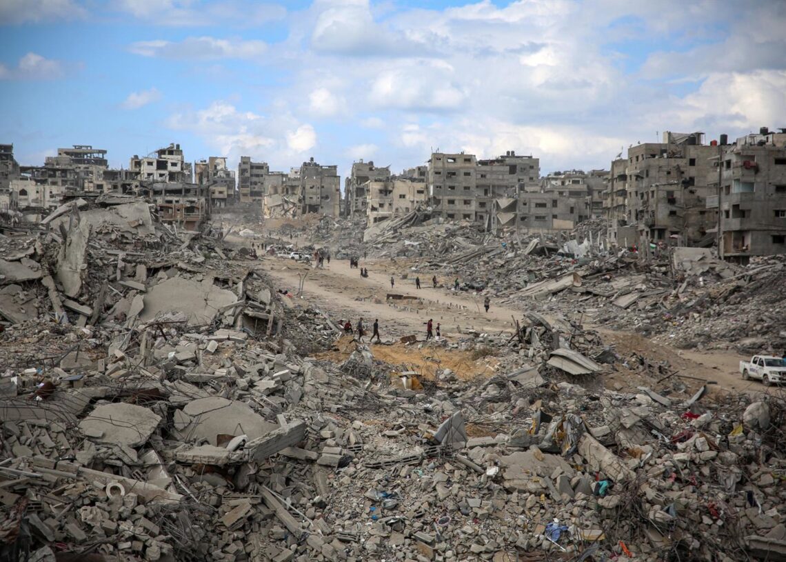Desplazados palestinos regresan a la ciudad de Gaza, en el norte de la Franja, tras el acuerdo de alto el fuego entre Israel y el Movimiento de Resistencia Islámica (Hamás) en línea con la propuesta del presidente de Estados Unidos, Donald Trump (archivo)Europa Press/Contacto/Omar Ashtawy