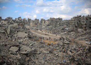Desplazados palestinos regresan a la ciudad de Gaza, en el norte de la Franja, tras el acuerdo de alto el fuego entre Israel y el Movimiento de Resistencia Islámica (Hamás) en línea con la propuesta del presidente de Estados Unidos, Donald Trump (archivo)Europa Press/Contacto/Omar Ashtawy