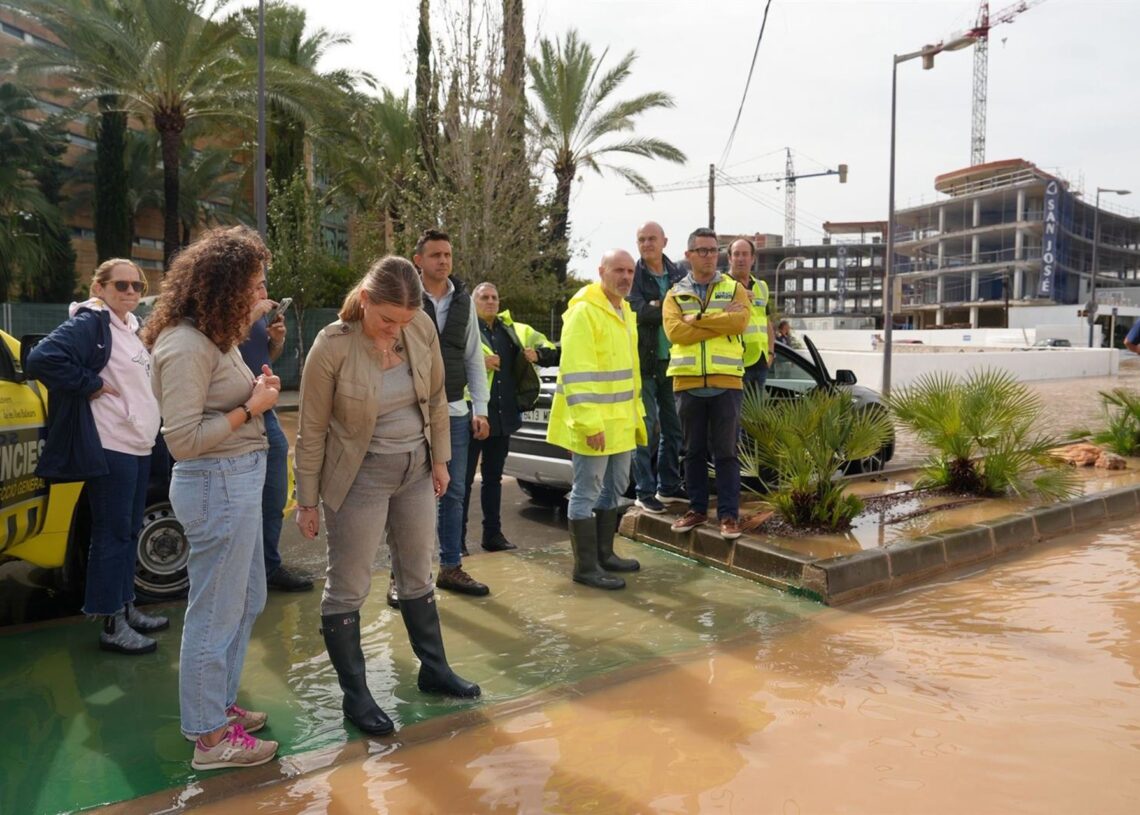 Archivo - La presidenta del Govern, Marga Prohens, junto a autoridades de Ibiza visita las inundaciones en la isla tras el paso de la DANAAYUNTAMIENTO DE IBIZA - Archivo