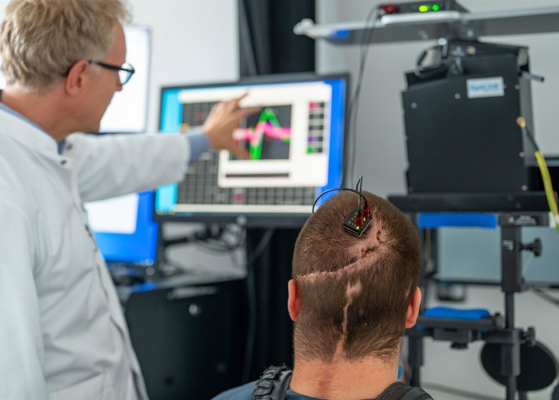 Archivo - El profesor Simon Jacob y el participante del estudio Michael Mehringer analizan los datos obtenidos mediante una interfaz cerebro-ordenador.KATHRIN CZOPPELT/HOSITAL TUM - Archivo