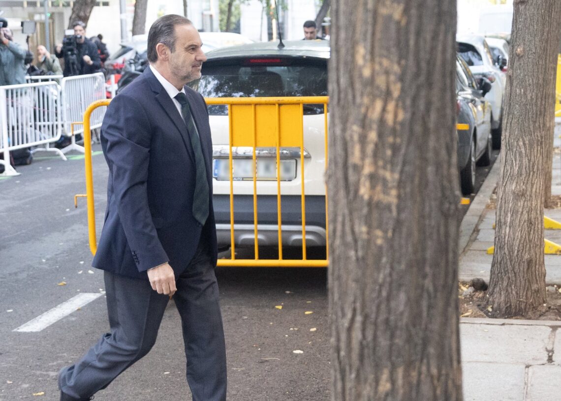 El exministro de Transportes José Luis Ábalos llega al Tribunal Supremo para declarar como investigado.Eduardo Parra - Europa Press