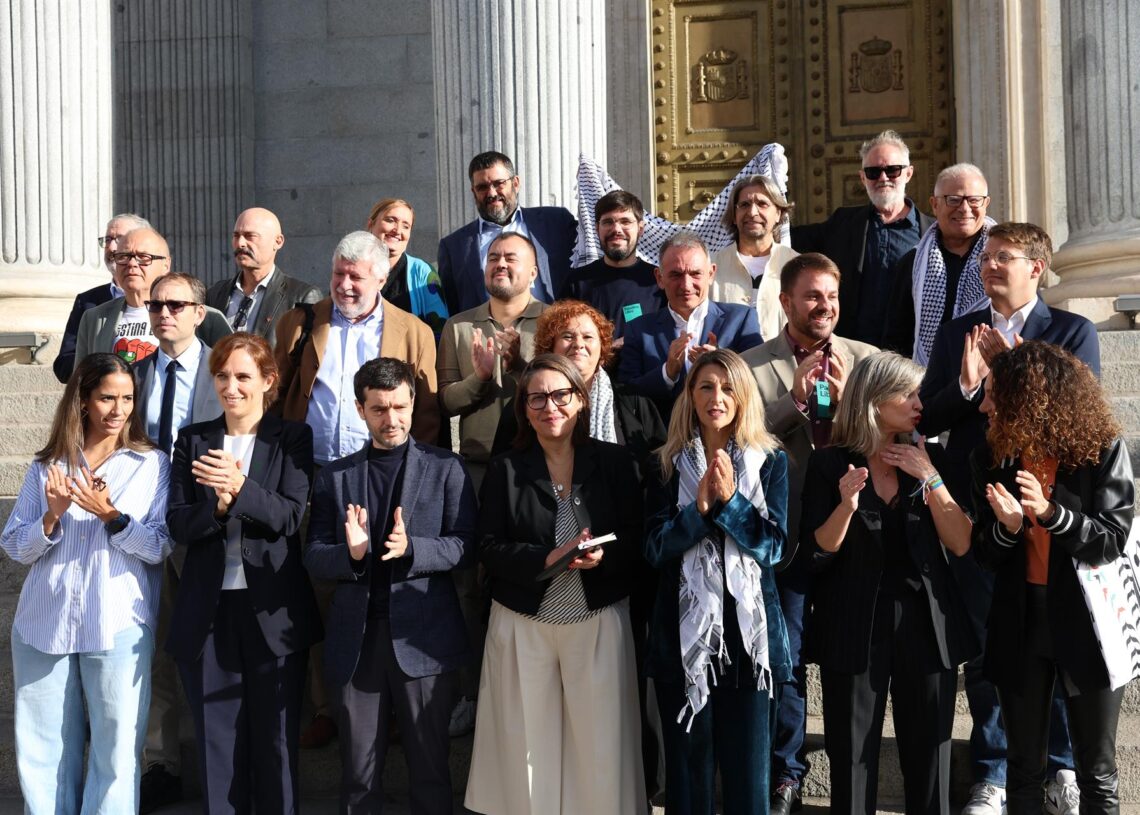 El grupo parlamentario de Sumar, presidido por las ministras Yolanda Díaz y Mónica García y el ministro Pablo Bustinduy, protestan contra el genocidio en Palestina frente al Congreso de los Diputados durante una sesión de control al Gobierno, en el CongreMarta Fernández - Europa Press
