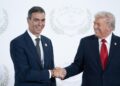 El presidente del Gobierno, Pedro Sánchez (i) saluda al presidente de Estados Unidos, Donald Trump (d), antes de la ceremonia de firma del plan de paz para Oriente Próximo, a 13 de octubre de 2025, en Egipto.Pool Moncloa/Borja Puig de la Bellacasa