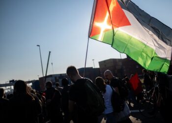 Un grupo de manifestantes corta la circulación en la Ronda Litoral y bloqueo de acceso al Parc Logístic de la Zona Franca y Mercabarna con motivo de la huelga general por PalestinaLorena Sopêna - Europa Press