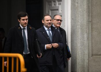 Archivo - El ex ministro de Transportes José Luis Ábalos (c) sale de declarar al Tribunal Supremo.Fernando Sánchez - Europa Press - Archivo