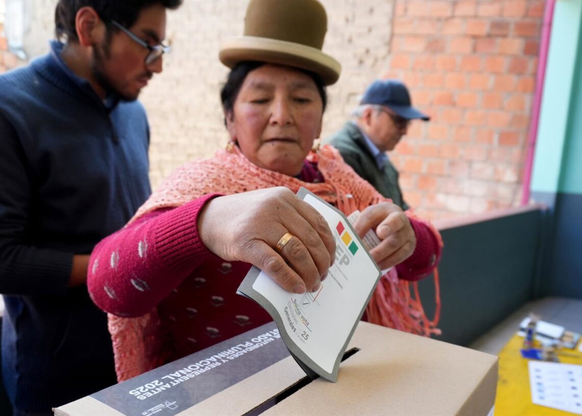 Archivo - Una boliviana vota en la primera vuelta de las elecciones de agosto de 2025.Europa Press/Contacto/Javier Mamani - Archivo