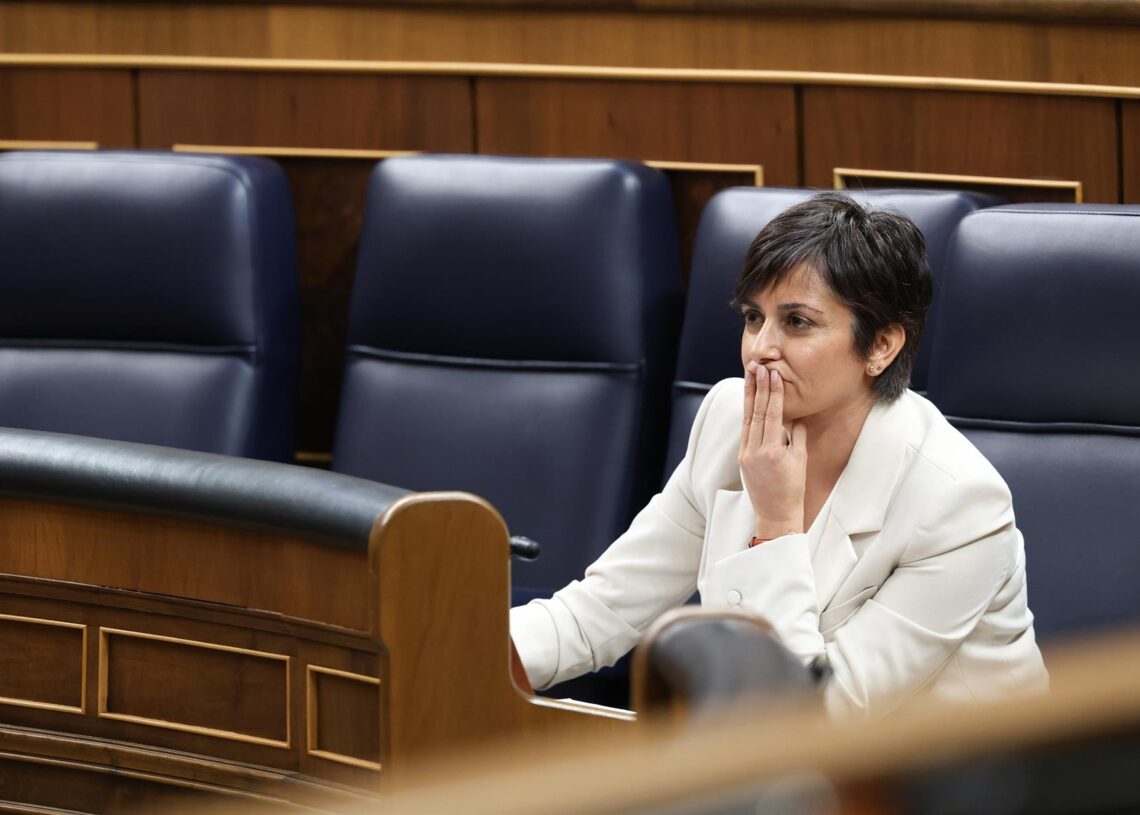 La ministra de Vivienda, Isabel Rodríguez, durante una sesión de control al Gobierno, en el Congreso, a 15 de octubre de 2025, en Madrid (España). Marta Fernández - Europa Press