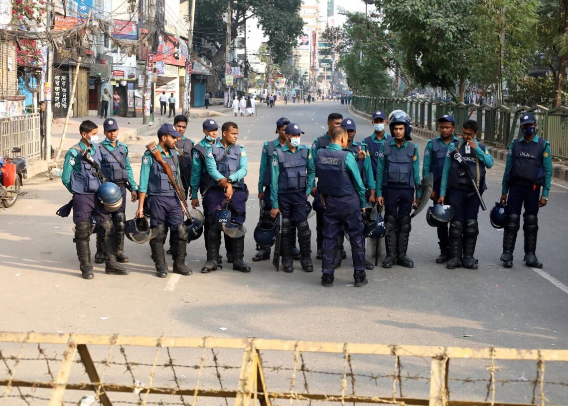 Archivo - Agentes de Policía desplegados en una calle de Daca, la capital de Bangladesh.Syed Mahabubul Kader/ZUMA Press / DPA - Archivo