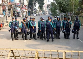 Archivo - Agentes de Policía desplegados en una calle de Daca, la capital de Bangladesh.Syed Mahabubul Kader/ZUMA Press / DPA - Archivo