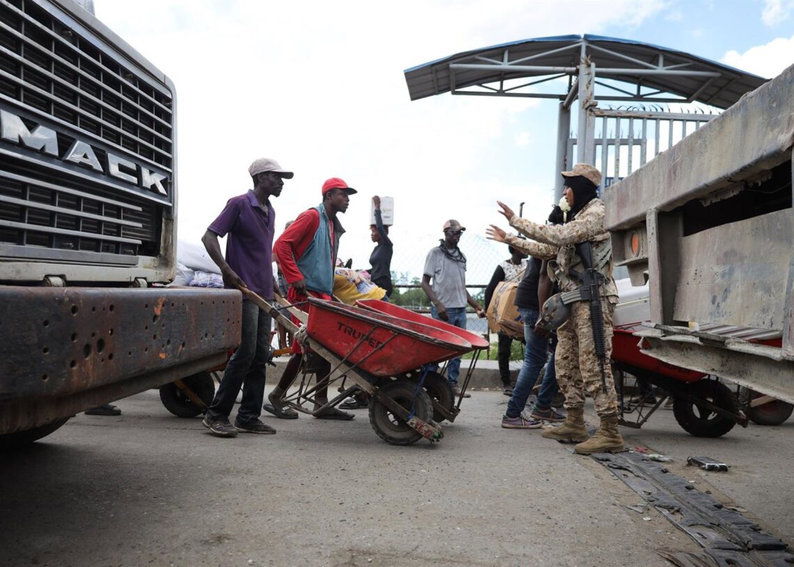 Archivo - Civiles haitianos esperan en la frontera con República DominicanaPatrice Noel/ZUMA Press Wire/dpa - Archivo