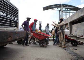Archivo - Civiles haitianos esperan en la frontera con República DominicanaPatrice Noel/ZUMA Press Wire/dpa - Archivo