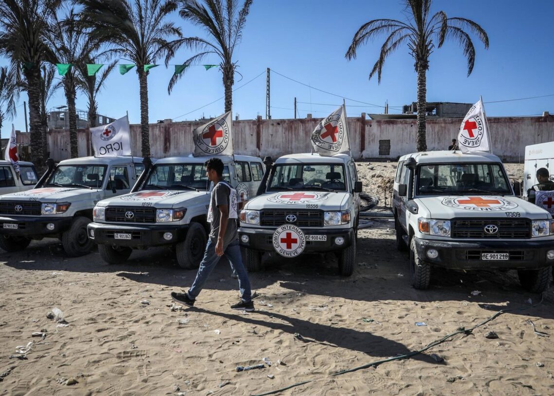 Vehículos del CICR en Jan Yunis, en el sur de la Franja de GazaAbed Rahim Khatib/dpa