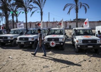 Vehículos del CICR en Jan Yunis, en el sur de la Franja de GazaAbed Rahim Khatib/dpa