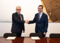 El cuarto teniente de alcalde del Ayuntamiento de Barcelona, Jordi Valls, se da la mano con ell concejal de ERC Jordi Castellana.AYUNTAMIENTO DE BARCELONA