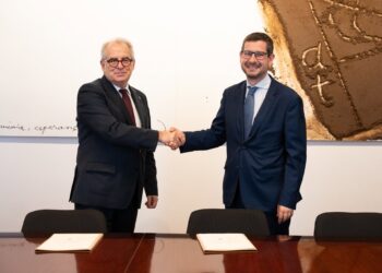 El cuarto teniente de alcalde del Ayuntamiento de Barcelona, Jordi Valls, se da la mano con ell concejal de ERC Jordi Castellana.AYUNTAMIENTO DE BARCELONA