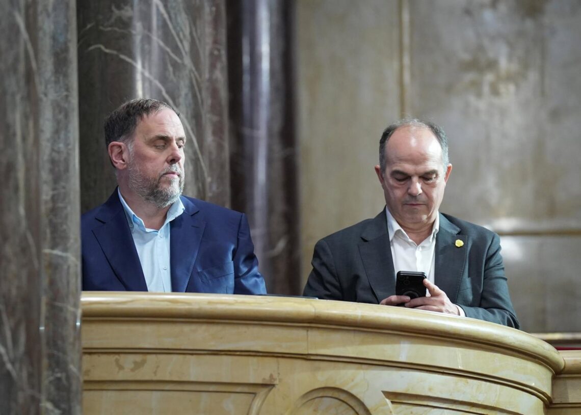 El presidente de ERC, Oriol Junqueras y el secretario general de Junts, Jordi Turull, durante la primera jornada del Debate de Política General, en el Parlament de Catalunya, a 8 de octubre de 2025, en Barcelona, Catalunya (España). Con la tensión patenteDavid Zorrakino - Europa Press
