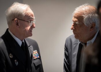 El Jefe de Estado Mayor de la Defensa, Teodoro Esteban López Calderón, y el ex alto representan de la UE para Asuntos Exteriores y Política de Seguridad y Presidente de CIDOB, Josep Borrell, en IE University, a 15 de octubre de 2025, en Madrid (España).Diego Radamés - Europa Press