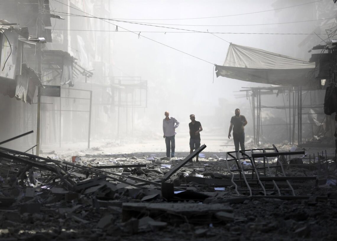 Palestininos caminan entre las ruinas de su barrio destruido por los bombardeos israelíes en ciudad de GazaOmar Ashtawy/APA Images via ZUMA / DPA