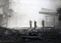 Palestininos caminan entre las ruinas de su barrio destruido por los bombardeos israelíes en ciudad de GazaOmar Ashtawy/APA Images via ZUMA / DPA