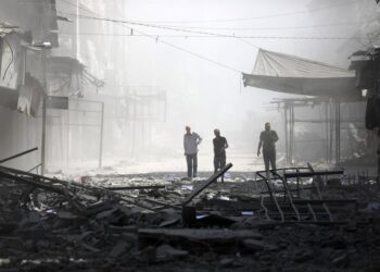 Palestininos caminan entre las ruinas de su barrio destruido por los bombardeos israelíes en ciudad de GazaOmar Ashtawy/APA Images via ZUMA / DPA