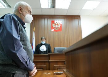 Archivo - El padre del opositor tildado de agente extranjero Leonid Volkov, Mijaíl Volkov (ambos catalogados por Rusia como extremistas y terroristas), recibe su sentencia durante una audiencia en el Tribunal de Distrito de Kirovsky, en Rusia.Europa Press/Contacto/Donat Sorokin