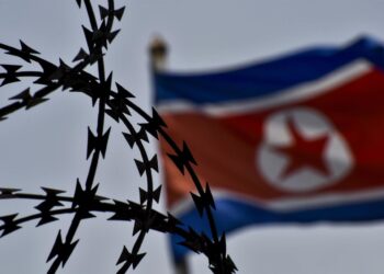 Archivo - Una bandera de Corea del Norte ondea tras una concertinaEuropa Press/Contacto/Chris Jung - Archivo