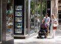 Archivo - Una familia observa los anuncios de viviendas en venta en una inmobiliaria de Palma de Mallorca (Baleares)Tomàs Moyà - Europa Press - Archivo