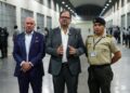 Archivo - En el centro, el ministerio del Interior  de Ecuador, John Reimberg, acompañado por el titular de Defensa, Gian Carlo Loffredo, a la izquierda y un agente de seguridad a la derecha---/Presidencia El Salvador/dpa - Archivo