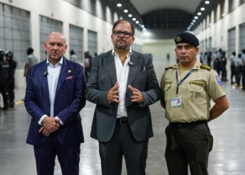 Archivo - En el centro, el ministerio del Interior  de Ecuador, John Reimberg, acompañado por el titular de Defensa, Gian Carlo Loffredo, a la izquierda y un agente de seguridad a la derecha---/Presidencia El Salvador/dpa - Archivo