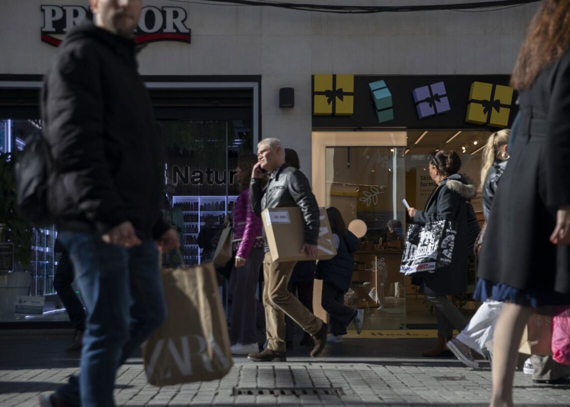 Archivo - Varias personas con bolsas de la compra en una calle céntrica de SevillaMaría José López - Europa Press - Archivo