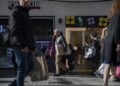 Archivo - Varias personas con bolsas de la compra en una calle céntrica de SevillaMaría José López - Europa Press - Archivo