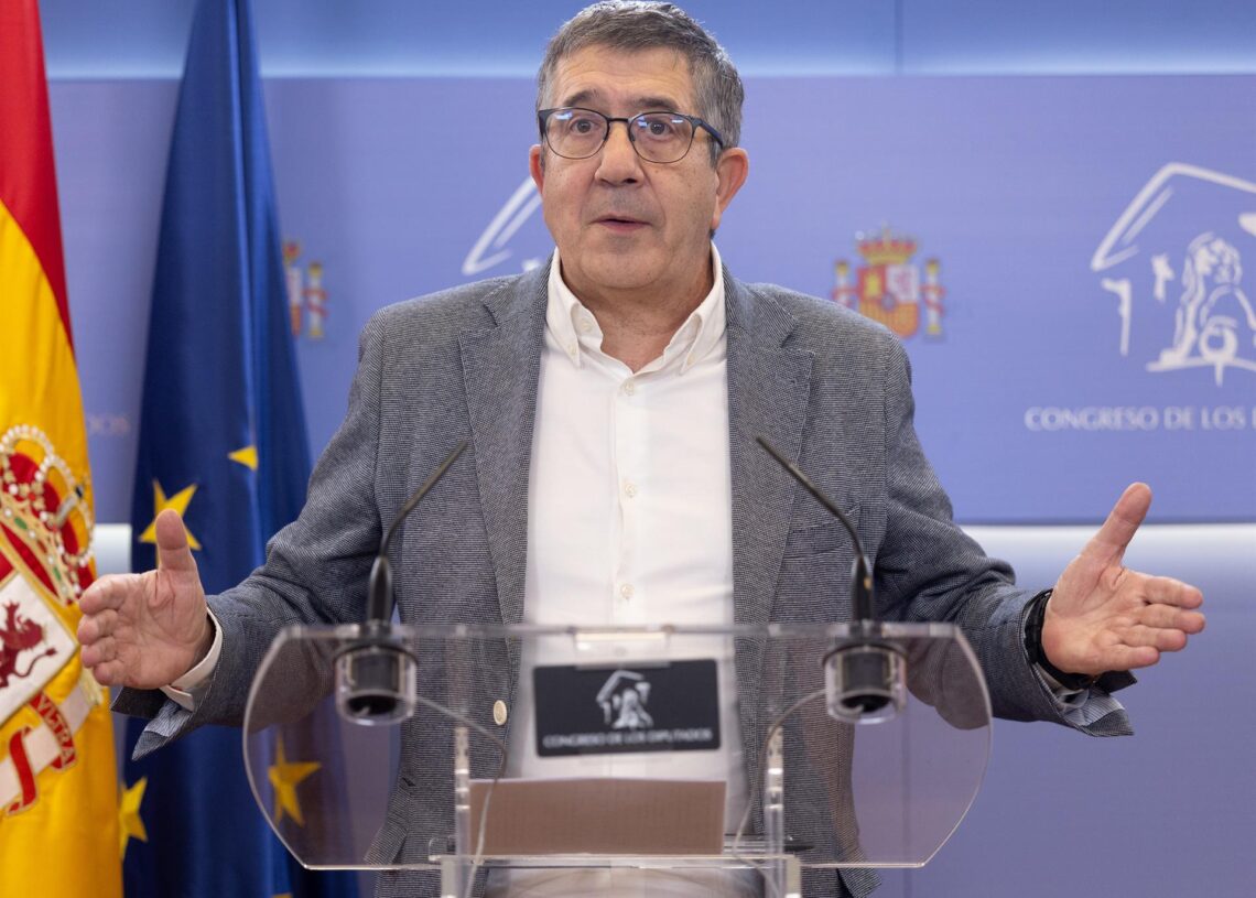 El portavoz del PSOE en el Congreso, Patxi López, durante una rueda de prensa, posterior a la Junta de Portavoces, en el Congreso, a 14 de octubre de 2025, en Madrid (España).Eduardo Parra - Europa Press