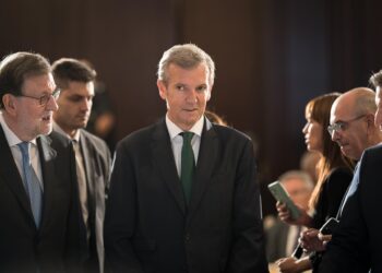 El expresidente del Gobierno, Mariano Rajoy, y el presidente de la Xunta, Alfonso Rueda, durante un desayuno informativo de Fórum Europa, en el Real Casino Gran Círculo de Madrid, a 16 de octubre de 2025, en Madrid (España).Diego Radamés - Europa Press