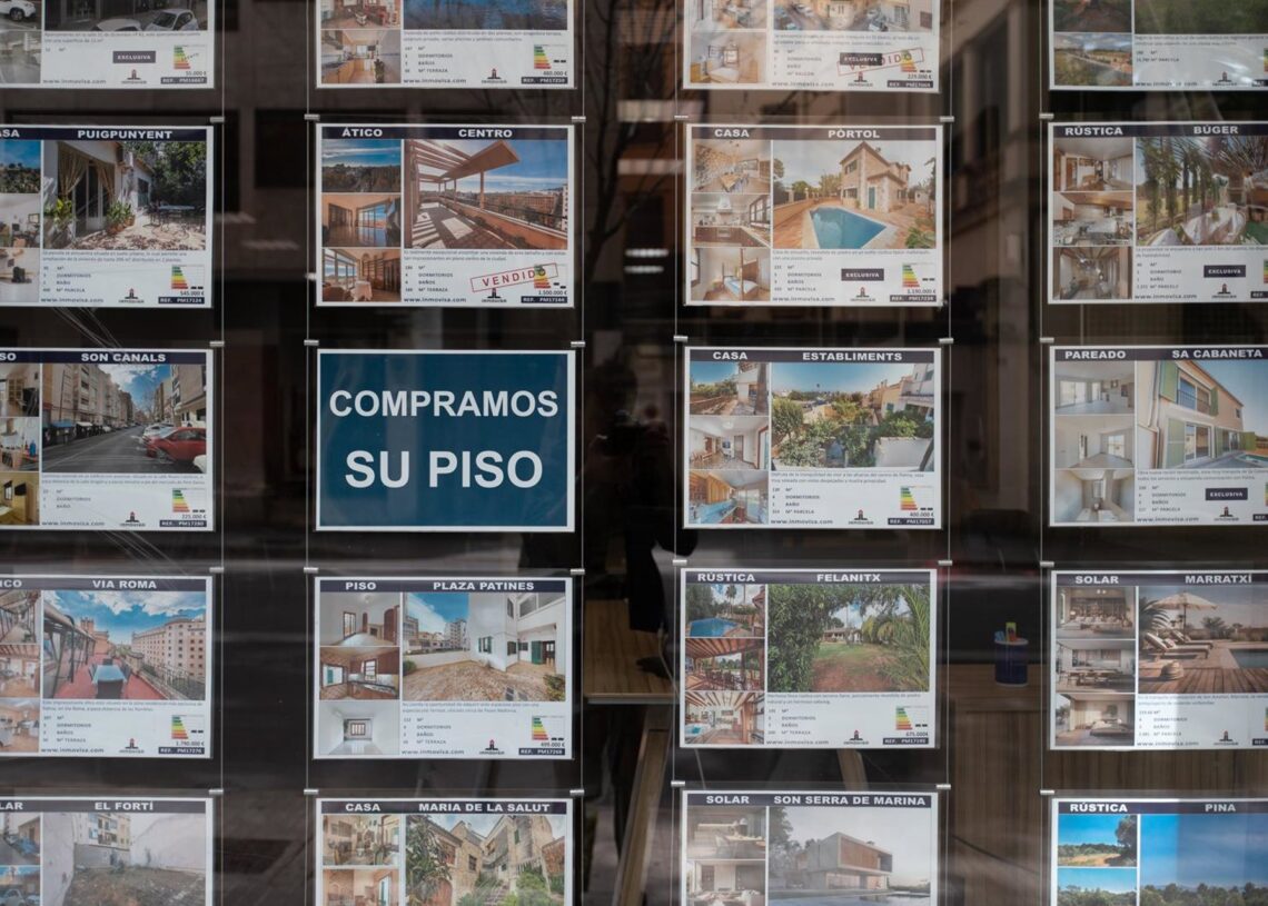 Archivo - Anuncios de viviendas en venta en una inmobiliaria, a 15 de abril de 2024, en Palma de Mallorca, Mallorca, Baleares (España). Tomàs Moyà - Europa Press - Archivo
