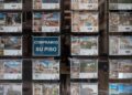 Archivo - Anuncios de viviendas en venta en una inmobiliaria, a 15 de abril de 2024, en Palma de Mallorca, Mallorca, Baleares (España). Tomàs Moyà - Europa Press - Archivo