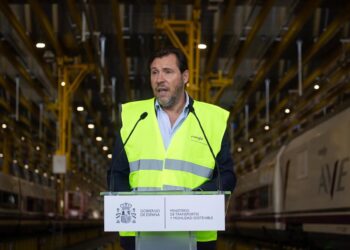 El ministro de Transportes y Movilidad Sostenible, Óscar Puente, interviene durante la presentación del Plan director de inversiones en los talleres de Renfe 2025-2030, en los Talleres de Renfe en Fuencarral, a 10 de octubre de 2025, en Madrid (España)Alejandro Martínez Vélez - Europa Press