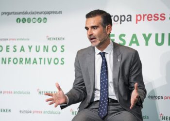 El consejero de Agricultura, Pesca, Agua y Desarrollo Rural, Ramón Fernández-Pacheco, durante el turno de preguntas a cargo del delegado de Europa Press Andalucía, Francisco Morón, en el marco de los Desayunos Informativos organizados por Europa Press.María José López - Europa Press