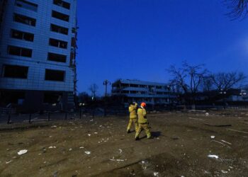 Archivo - Imagen de archivo de servicios de emergencias tras un ataque ruso en la capital de Ucrania, KievKirill Chubotin / Zuma Press / ContactoPhoto