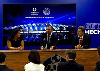 Archivo - De izquierda a derecha: la directora de soluciones de negocio de Vodafone Empresas, Neréa Miguez; el CEO del Getafe, Antonio Sánchez Mora, y el CEO de Vodafone España, José Miguel GarcíaVODAFONE - Archivo