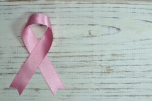 El Congreso insta a mejorar los recursos contra el cáncer de mama y asegurar la calidad asistencial