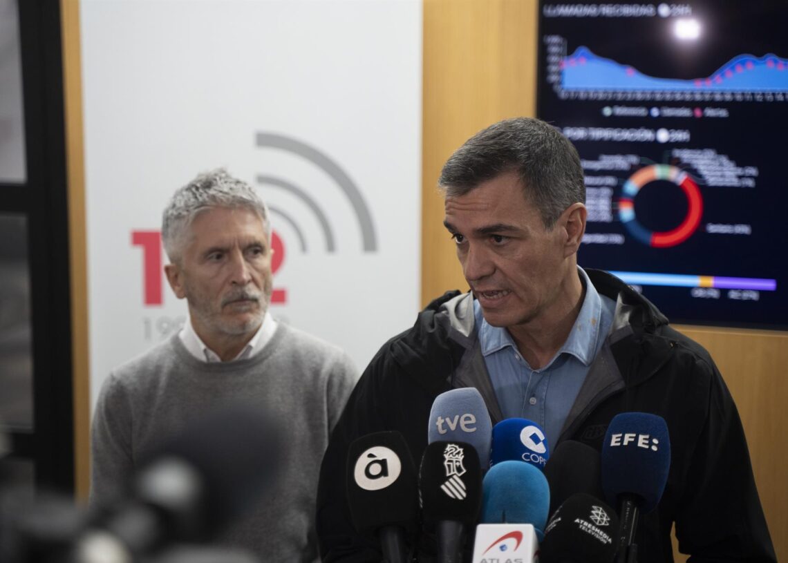 Archivo - El presidente del Gobierno, Pedro Sánchez, y el ministro del Interior, Fernando Grande-MarlaskaJorge Gil - Europa Press - Archivo