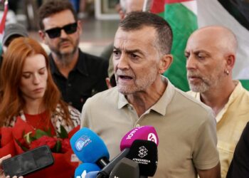 El coordinador federal de Izquierda Unida, Antonio Maíllo atiende a los medios. A 7 de octubre de 2025 en Málaga, Andalucía (España). Álex Zea - Europa Press
