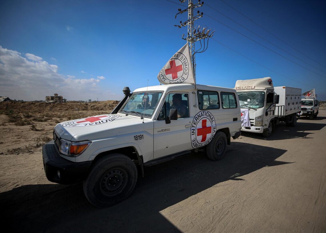 Vehículos del Comité Internacional de la Cruz Roja (CICR) esperan para trasladar a la Franja de Gaza los cadáveres de decenas de palestinos retenidos por Israel, en el marco del acuerdo entre el Gobierno israelí y Hamás (archivo)Europa Press/Contacto/Omar Ashtawy